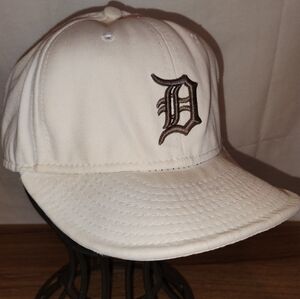 New Era 59Fifty Detroit Tigers Fitted Hat Cream Silver SZ 7 1/4